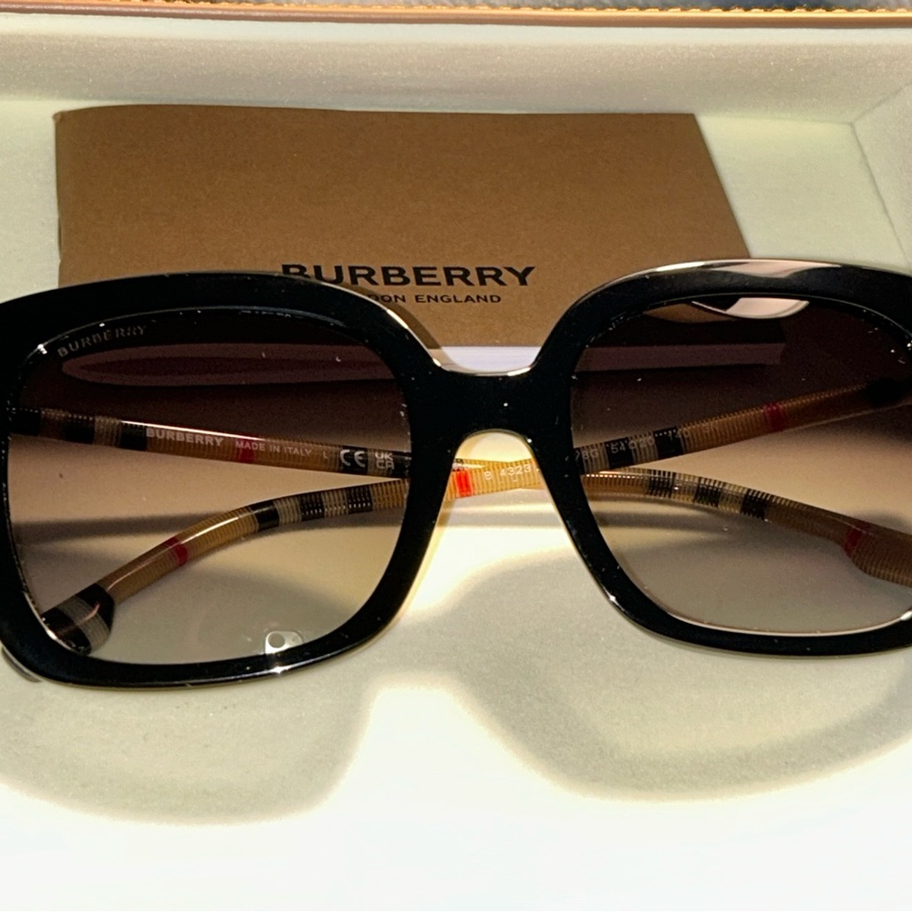AUTHENTIC Burberry Caroll Sunglasses - Black Square Frame - Women's